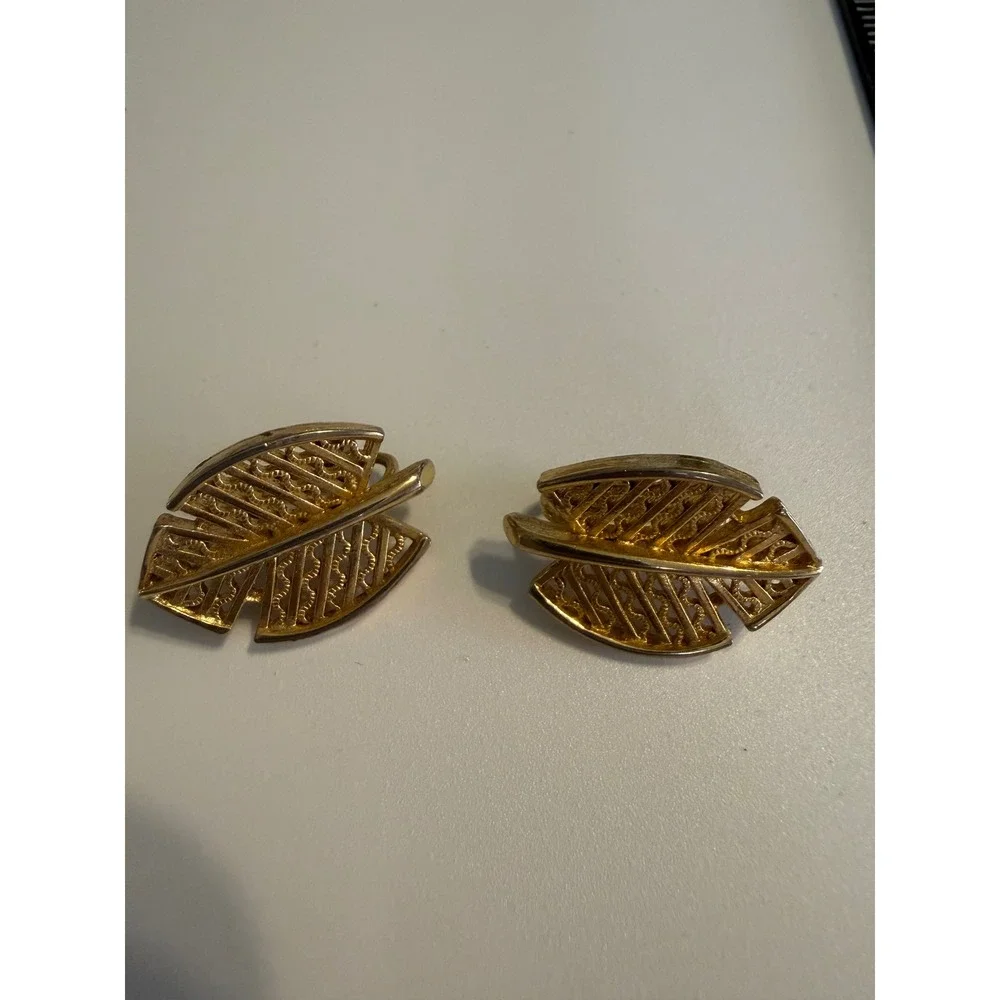 Vintage Gold Tone Leaf Clip On Earrings Openwork Textured Botanical Jewelry